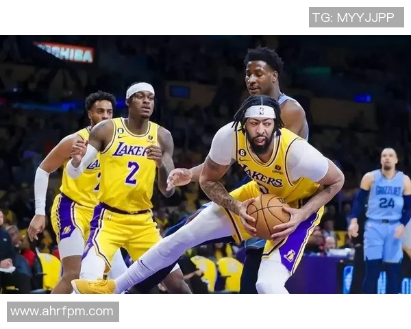 6连胜+18记三分！湖人轻取独行侠，里夫斯封神，浓眉回归引欢呼